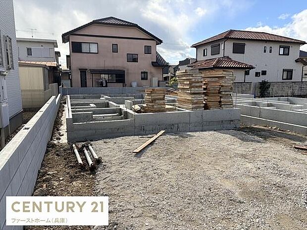 基礎工事がしっかりと進行中の様子がご確認いただけます。周囲には静かな住宅街が広がっています。敷地内は日当たりが良く開放感があります。整然とした建築現場で今後の完成が期待できます。
