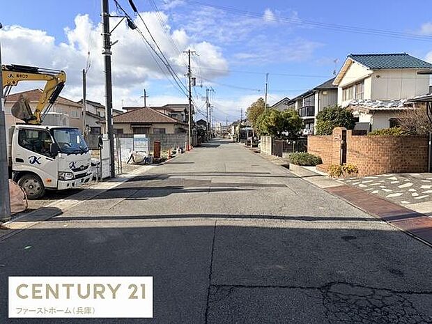 前面道路は広々としており車のすれ違いもゆったりとできます。周囲には整然とした住宅が並び落ち着いた雰囲気を感じられます。空も広く開放感があり見通しの良い現地写真です。