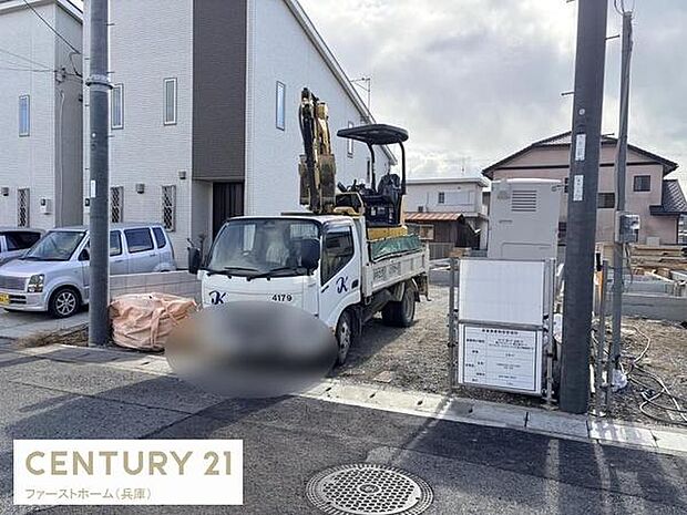 前面道路に面した使いやすい敷地です。車の出し入れがしやすい形状となっています。周囲には新しい住宅が建ち並ぶエリアです。日当たりを期待できる配置です。建築のプランが立てやすい環境です。