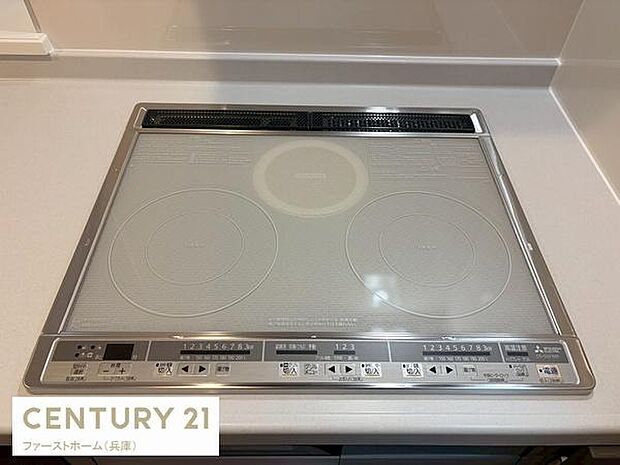 キッチンに設置されたIHクッキングヒーターはお手入れがしやすいフラットなデザインです。シンプルな操作パネルが特徴で調理スペースも確保されています。すっきりとした印象で毎日の料理がスマートに行えます。