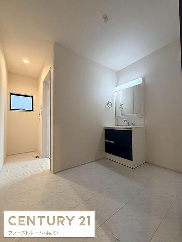 洗面台・洗面所は余裕のある広さでシンプルなデザインが印象的です。壁面の明るい色が空間をより広く見せ落ち着いた雰囲気を感じられます。収納付きの洗面台が設置されており使い勝手の良さがうかがえます。