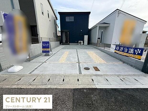 広々とした駐車場スペースが魅力的です。車の出し入れがスムーズに行えます。駐車場周りは整然と整備されています。建物へのアクセスもしやすい位置取りです。駐車場の利便性が高い点が特徴です。