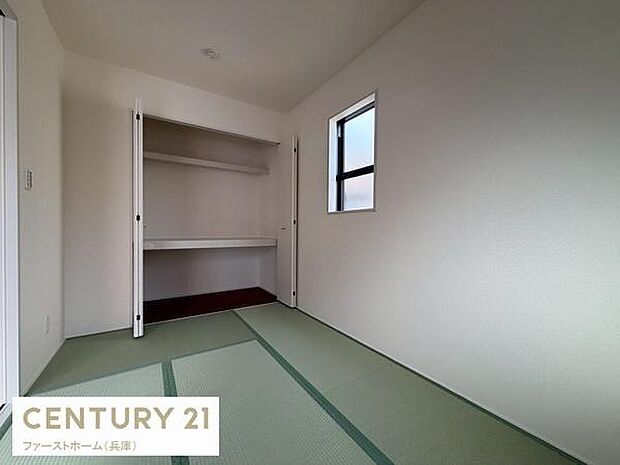 シンプルな和室空間で落ち着いた雰囲気を感じられます。収納スペースが付いており使い勝手も良好です。窓からの自然な光が室内を明るく保ちます。畳の心地よい風合いが特徴的です。