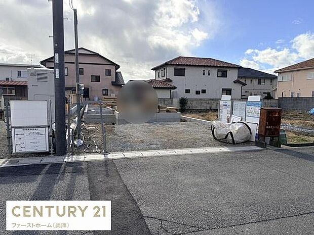 落ち着いた住宅街の一角に位置する土地です。前面道路も広く車の出入りがスムーズに行えます。周辺には新しい住宅も並び整った街並みが感じられます。開放感のある環境で生活に便利な立地です。