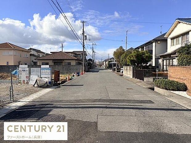 前面道路がしっかりと舗装されており周囲には落ち着いた住宅が並んでいます。幅員も十分で車の通行がしやすそうです。電柱や配線が整然としていて街並みがきちんと管理されています。