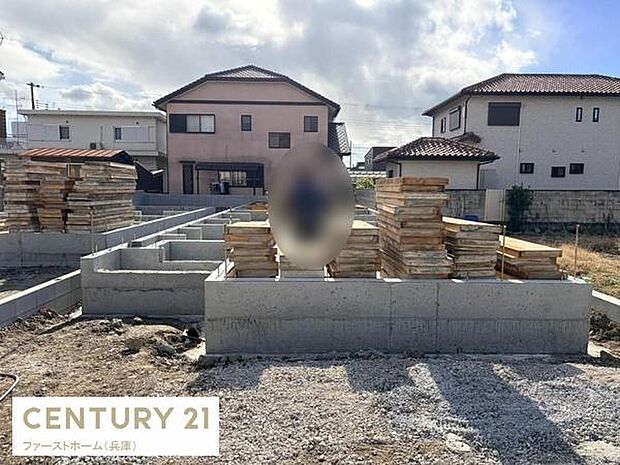 基礎工事が着々と進んでおり安心感のあるしっかりとした土台が特徴です。現場の整頓された様子から施工への配慮もうかがえます。住宅地に位置し周辺環境も落ち着いた雰囲気です。