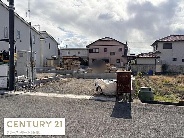 陽当たりを感じられる開放的な土地です。前面道路も広めで車の出入りがしやすそうです。周辺は住宅地となっており落ち着いた環境です。整形地で建築プランが立てやすい区画です。