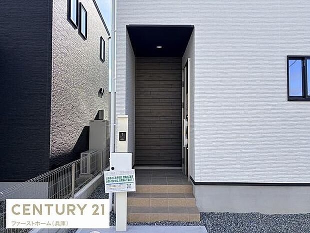 落ち着いた色合いの外観が印象的な玄関です。屋根付きのアプローチが天候を気にせず使えます。シンプルなデザインでどなたにも馴染みやすい雰囲気です。段差も緩やかで使い勝手が良いです。