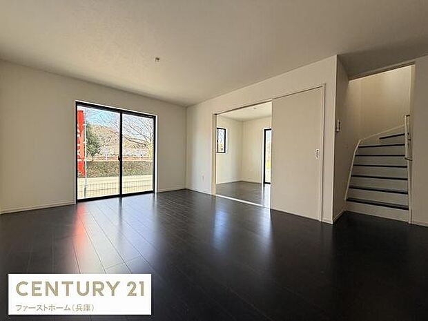 二面採光のリビングは開放的な空間が広がります。隣の部屋へと続く間取りで使い勝手が良いです。階段が近く移動もスムーズです。室内はシンプルで落ち着いた印象です。