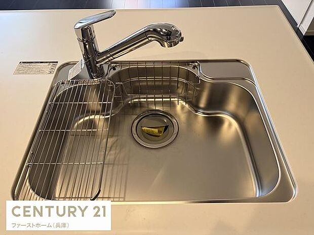 シンプルで清潔感のあるキッチンシンクです。作業スペースが確保されており毎日の使用にも便利です。水切りラックも設置されていて使い勝手が良いです。ステンレス素材が映えるデザインです。
