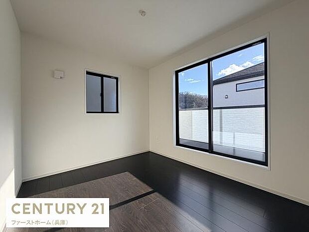 広々とした空間が特徴の子供部屋です。大きな窓から自然光がたっぷりと差し込み明るい印象を与えます。シンプルな内装で家具の配置もしやすく使い勝手のよいお部屋となっています。