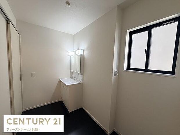 シンプルで落ち着いた色合いの洗面所です。窓があり換気がしやすい空間です。洗面台は広々としており朝の準備も快適に行えます。洗面所全体がすっきりした印象です。