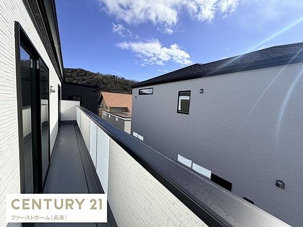 バルコニーからの眺めが開放的な印象を与えます。日当たりの良さが期待できる位置です。すっきりとしたデザインの手すりが外観を引き立てています。プライバシーを確保しやすい配置が特徴です。