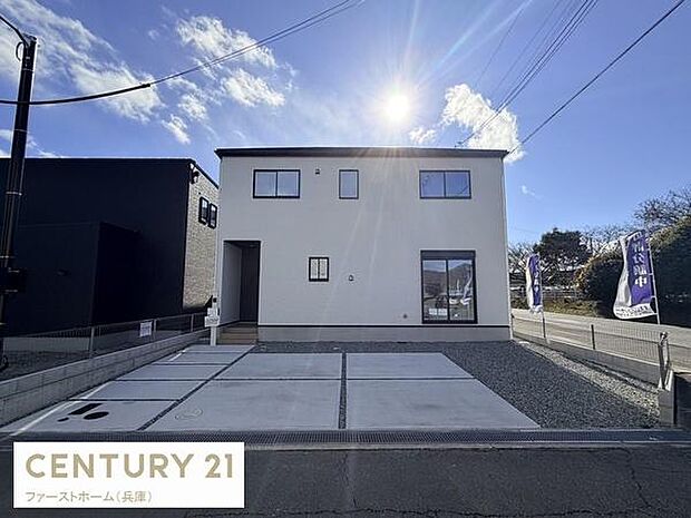 広々とした駐車場スペースが確保されています。前面道路との高低差が少なく車の出し入れもスムーズです。複数台の車を停められる設計が魅力的です。無駄のない直線的なデザインが建物とマッチしています。