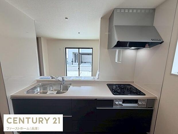 広々としたキッチンは使いやすいシンクとガスコンロが配置されています。作業スペースも確保されており収納も充実しています。自然光が入りやすい設計で毎日の家事も快適です。