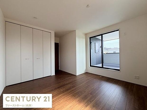 シンプルで使い勝手の良い寝室です。大きな窓からしっかりと光が入ります。収納スペースも確保されています。ナチュラルなフローリングが特徴的です。清潔感のある空間です。