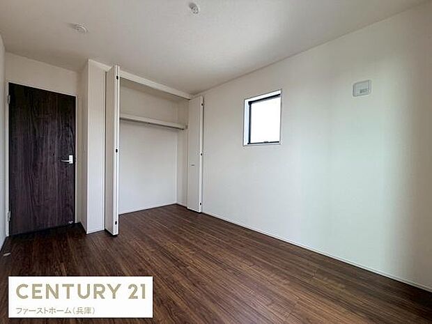 シンプルな内装で家具の配置がしやすい子供部屋です。収納スペースが充実しており使い勝手の良いクローゼット付きです。窓から自然光が入り明るい空間が広がります。フローリング仕様でお手入れも簡単です。