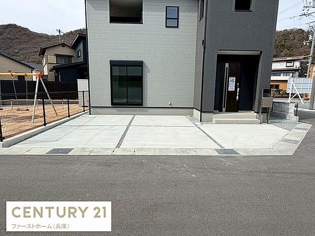 駐車場スペースが広めに確保されており車の出し入れがしやすい設計です。コンクリート敷きでお手入れも簡単にできます。住宅のすぐ前に位置し日常の使い勝手が良い駐車場です。