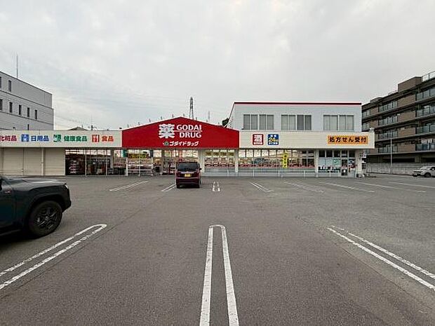 ゴダイドラッグ青山店まで933m