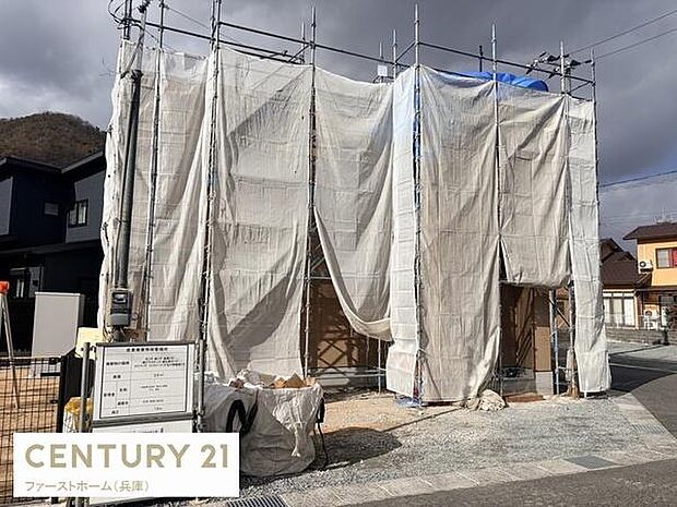 建築中の物件でこれからの完成が期待されます。周辺は住宅が立ち並び静かな環境が感じられます。しっかりとした足場と養生シートで工事が進められています。道路に面した角地なので開放感も魅力です。