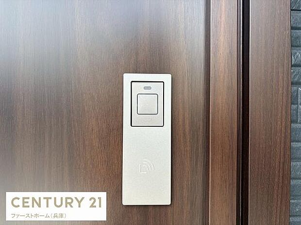 木目調のドアに設置されたスタイリッシュなインターホンです。シンプルなデザインが玄関まわりに調和しています。操作しやすい配置が特徴で訪問者の対応もスムーズに行えます。