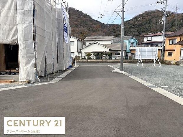 前面道路がしっかり舗装されておりお車の出入りもスムーズにできます。周囲には住宅が整然と並び落ち着いた雰囲気が感じられます。電柱が整備されていて安心感もポイントです。