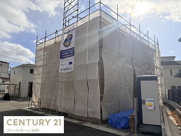 建設中の新築物件です。開放感のある角地に位置しています。前面道路が広く車の出し入れがしやすい環境です。閑静な住宅街にあり生活しやすい立地です。