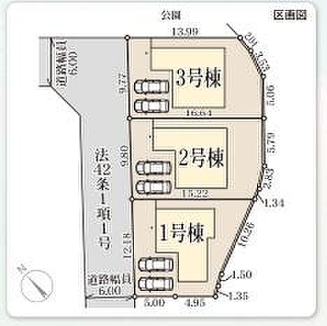 全体区画図から3棟すべての区画配置が一目でわかります。車の駐車スペースも明確に示されています。道路や公園に近接した立地が見受けられます。各区画の面積や形状を比較しやすい図面です。