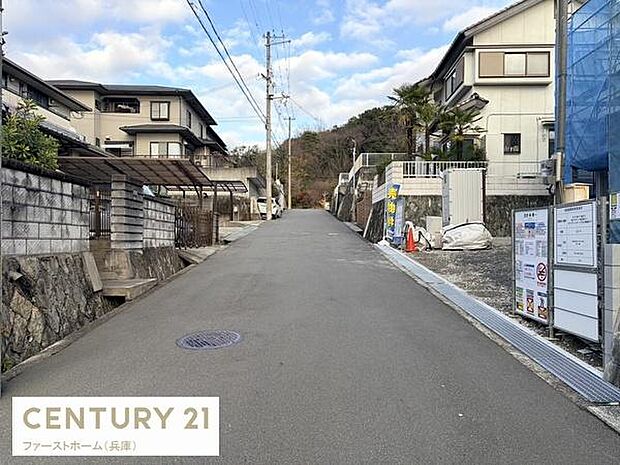 前面道路が広く見通しの良い環境となっています。周辺は住宅が整然と並び落ち着いた雰囲気です。歩道もしっかり整備されており生活しやすさが感じられます。道路端には駐車スペースや案内板が設置されています。