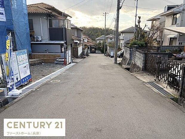 幅員の広い前面道路で車の出し入れもスムーズに行えます。舗装された道路が整備されており周辺の住宅街も落ち着いた雰囲気です。周囲には緑もあり静かな環境が広がっています。