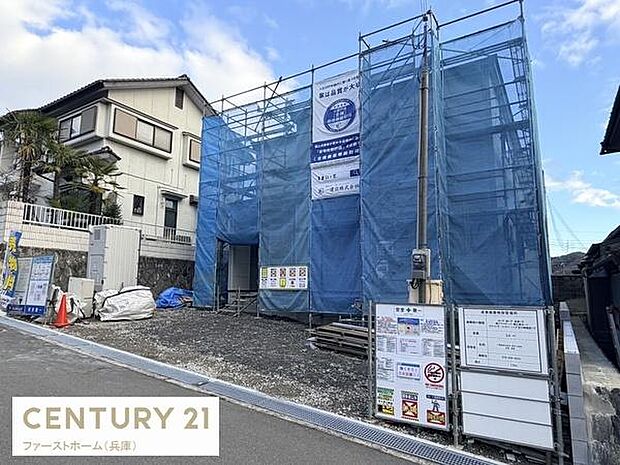 現在建築中の物件ですので新しい住まいを検討されている方におすすめできます。周囲は静かな住宅エリアで落ち着いた雰囲気です。前面道路も広く工事車両の出入りもスムーズです。
