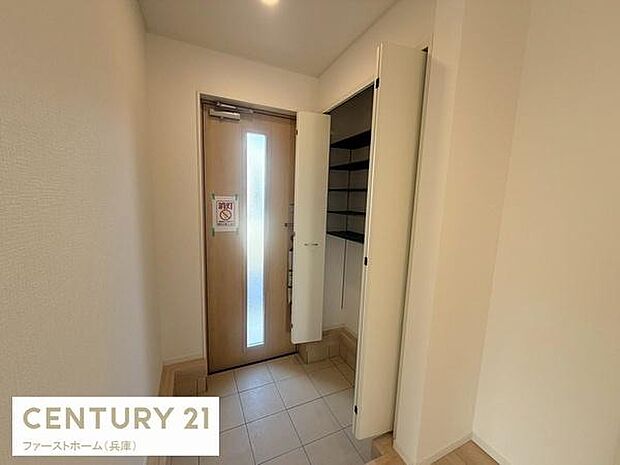 玄関スペースは明るく開放的な印象です。収納も備えられておりすっきりとした空間を保てます。タイル敷きでお手入れも簡単です。ドアには採光窓があり自然光を取り込みます。清潔感のある玄関が特徴です。