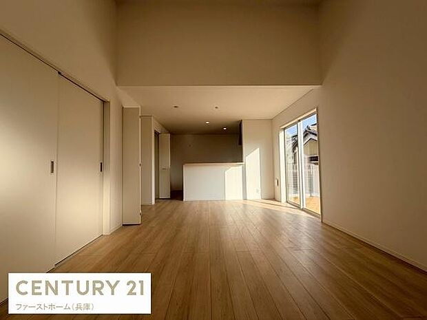 広々としたリビングが印象的です。大きな窓から自然光がたっぷり差し込み室内が明るく保たれます。フローリングの色合いが落ち着いた雰囲気を演出しています。開放感のある空間設計です。