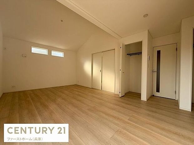 ナチュラルなフローリングが広がる明るいリビングです。天井が高く空間にゆとりを感じられます。クローゼット付きで収納も便利です。2つの小窓から光が差し込み開放感があります。