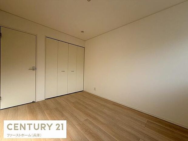 明るい色合いのフローリングが特徴的な寝室です。シンプルな内装でどんなインテリアにも合わせやすい空間となっています。収納スペースも備えておりお部屋をすっきりと保ちやすい設計です。