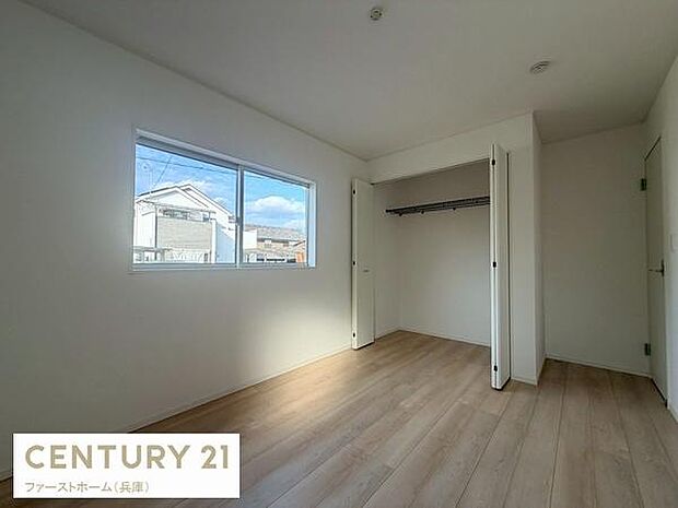 明るい日差しが差し込む子供部屋です。シンプルな内装でお好みに合わせて自由にアレンジ可能です。広々としたクローゼットが設置されており収納も充実しています。落ち着いた雰囲気が特徴的な空間です。