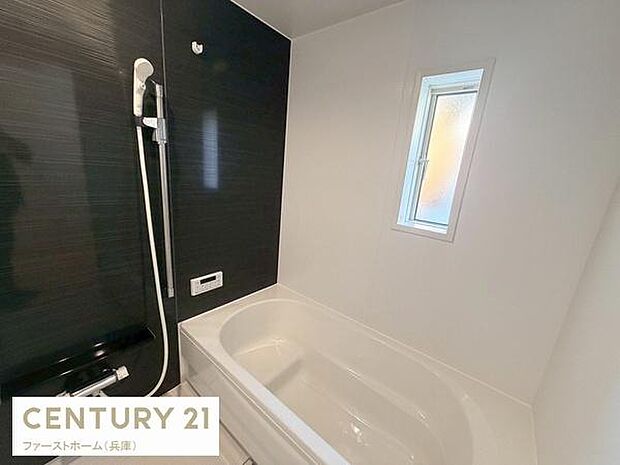 シンプルで清潔感のあるバスルームです。黒と白のコントラストがおしゃれな印象を与えます。窓があり換気もしやすく快適にご使用いただけます。ゆったりとした浴槽が魅力です。