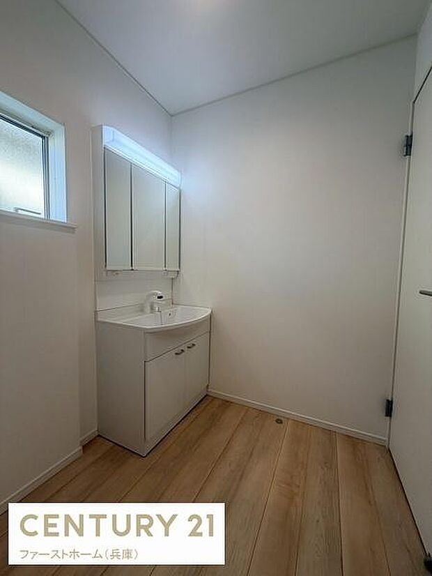 すっきりとしたデザインの洗面台が設置されており使いやすさが感じられます。明るい内装で清潔感があります。鏡や収納スペースもしっかり確保されており日々の身支度にも便利です。