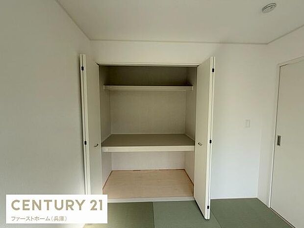 扉付きの収納スペースが備わっています。内部は棚が設けられており整理しやすい仕様です。シンプルなデザインで空間になじみやすい印象です。和室の雰囲気にも調和しています。