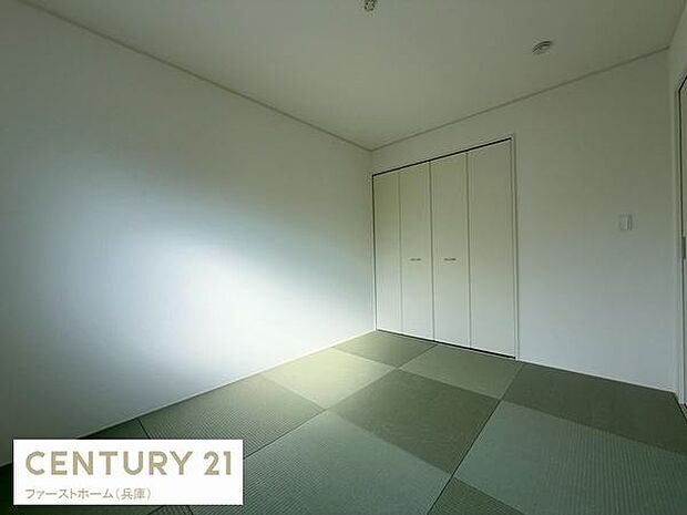 落ち着いたトーンの畳が魅力的な和室です。収納スペースもありすっきりとした空間が広がっています。シンプルな内装がさまざまな用途に対応できます。柔らかな自然光が心地よく差し込みます。