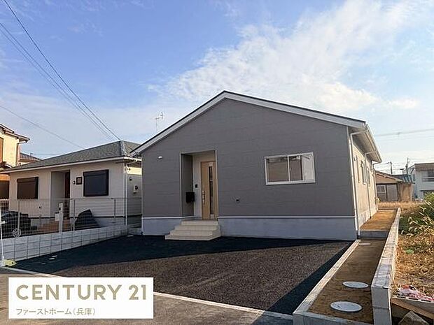 シンプルで落ち着いた外観が印象的な一戸建てです。広々とした駐車スペースがあり車の出し入れも快適に行えます。周囲には住宅が建ち並び整った街並みが広がっています。