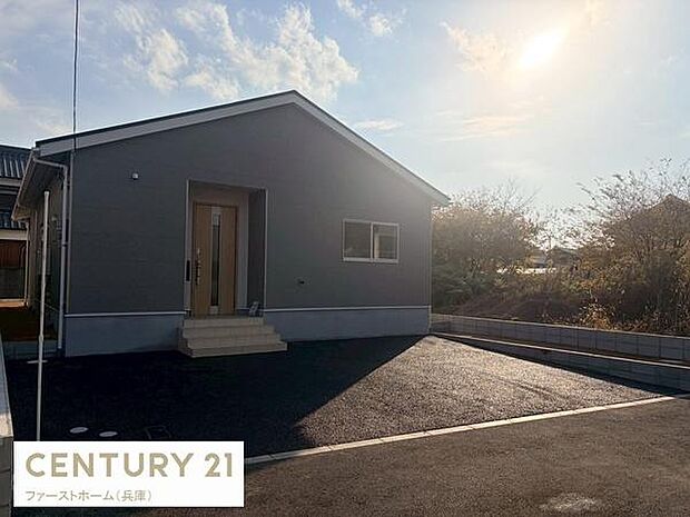 シンプルな外観が印象的な平屋建てです。玄関までのアプローチも使いやすい設計となっています。広々とした駐車スペースが整備されており車の出し入れもスムーズです。日当たりもしっかり確保されています。