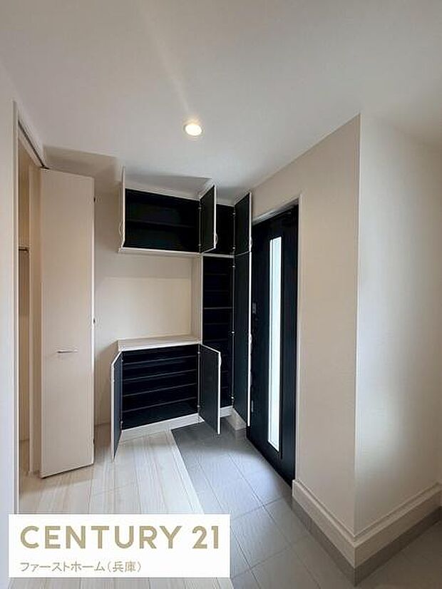 収納スペースが豊富な玄関で整理整頓がしやすい空間です。明るい光が差し込む扉が特徴的です。玄関フロアはすっきりとしたデザインでお手入れしやすいです。開放感のある配置で使い勝手が良いです。