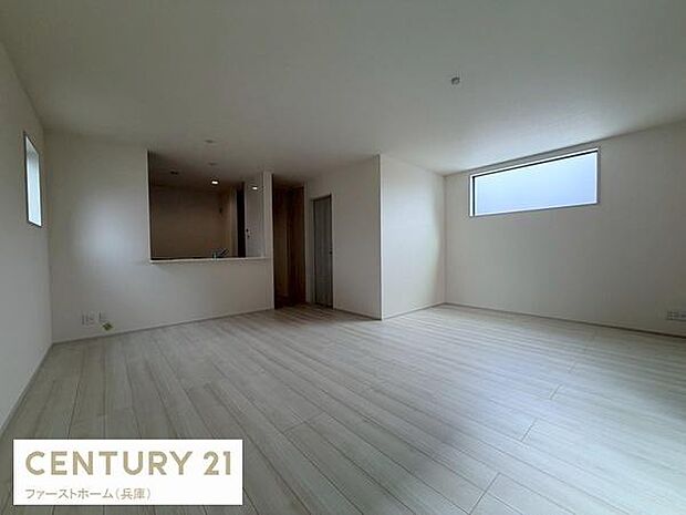 広々としたリビング空間が魅力です。大きな窓から自然光がしっかり入ります。シンプルな内装でお好みのインテリアにも合わせやすい印象です。キッチンとの繋がりもあり使い勝手の良さが感じられます。