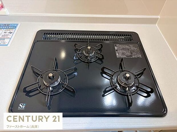 シンプルで使いやすいデザインのキッチンガスコンロです。三口タイプで調理の幅が広がります。清掃もしやすいフラットな天板です。視認性の良い操作パネル付きです。毎日のお料理が快適に行えます。