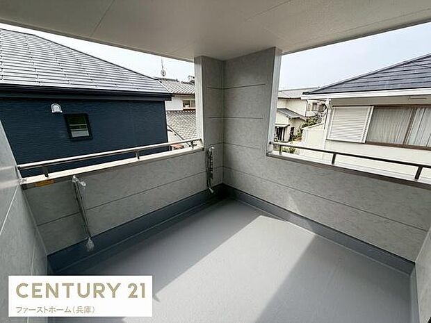 ゆったりとしたスペースが確保されたバルコニーです。手すりが設置されており安全面にも配慮されています。屋根付きなので天候の影響を受けにくい仕様です。