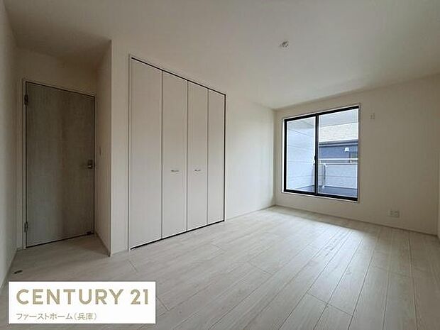 明るい光が差し込む洋室です。クローゼットが備わっており収納スペースも確保されています。シンプルな内装で家具のレイアウトもしやすい空間です。バルコニーへのアクセスも便利です。