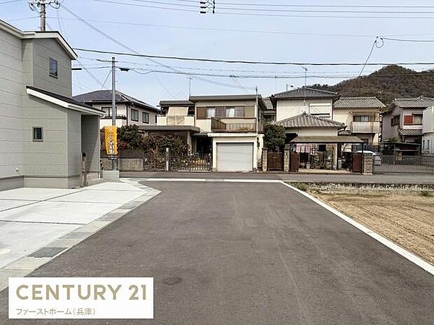 前面道路が広々としており車の出し入れもスムーズに行えます。整った舗装道路と落ち着いた街並みが特徴的です。周辺には閑静な住環境が広がっています。敷地が明るく開放感を感じられる立地です。