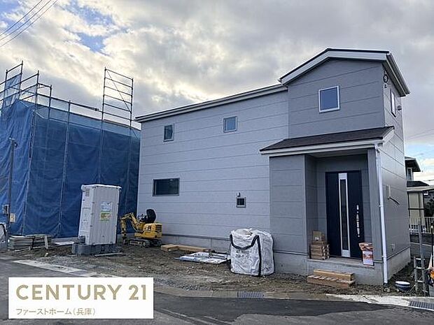 シンプルで洗練された外観が目を引く住宅です。直線的なデザインと淡いカラーが周囲に調和しています。玄関周りもすっきりとした印象です。建物の高さと配置バランスが取れています。