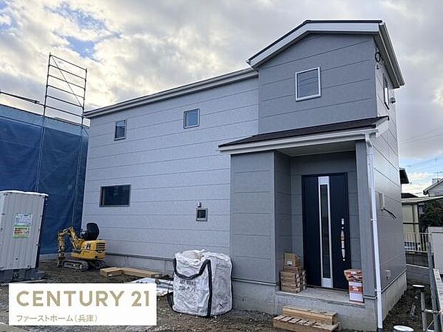 シンプルでスタイリッシュな外観デザインが印象的です。広々とした敷地でゆとりある空間が感じられる住宅です。直線的な造りとモノトーンの色合いが周囲の景観に調和しています。